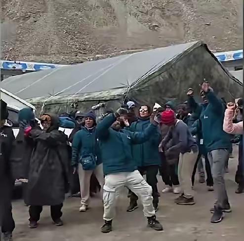 战士鲜血守护的疆土岂容挑衅！一群印度人打着朝拜旅游的旗号钻进西藏阿里不