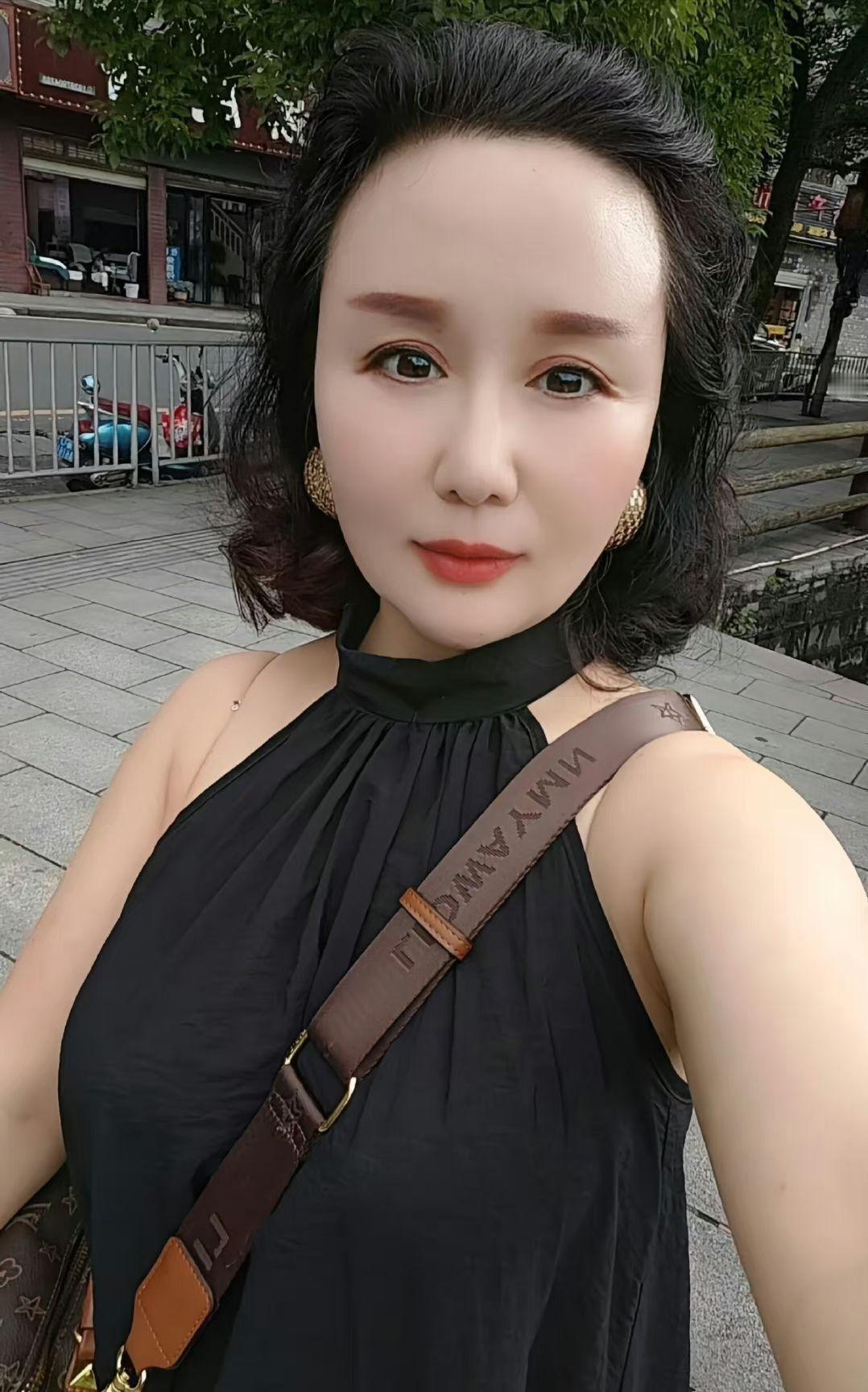 你无意间撞见过什么秘密?上周末去朋友家里玩，见到了她的女儿，女孩已经32岁了