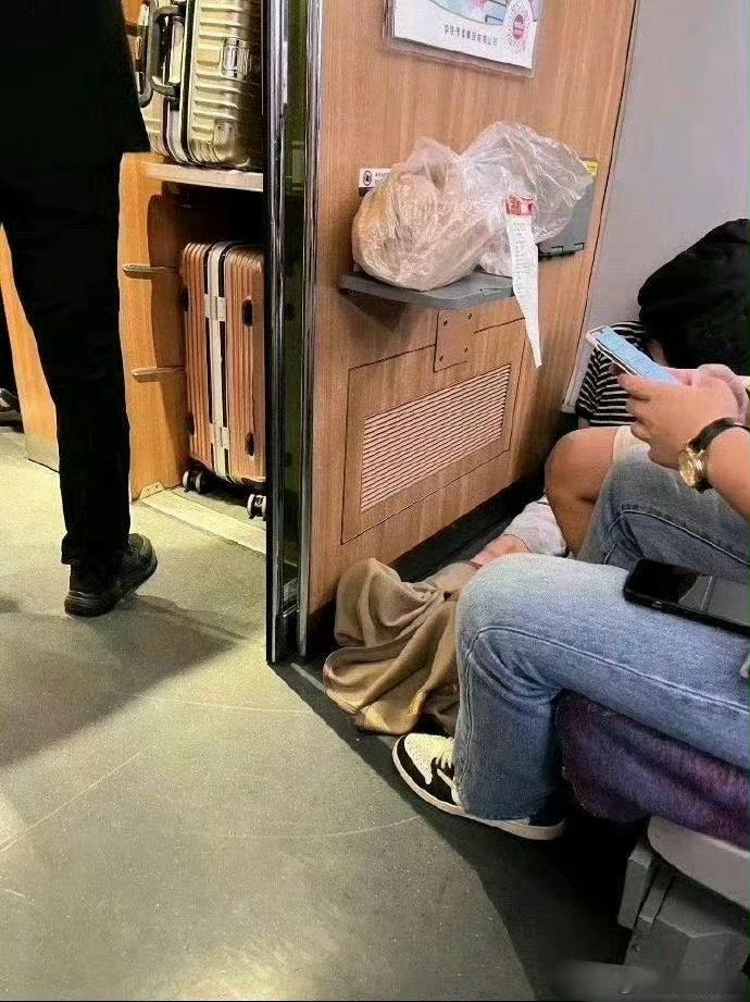 高铁上的恐怖一幕！这是在干啥呀