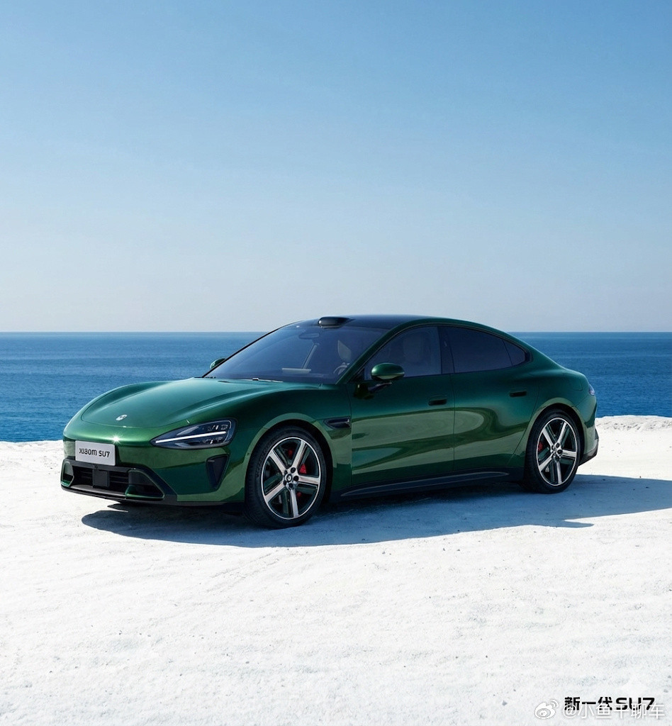 最后一个颜色是绿色，最后一个内饰是绿白双拼。诶，雷总真的很爱绿色小米汽车小米su