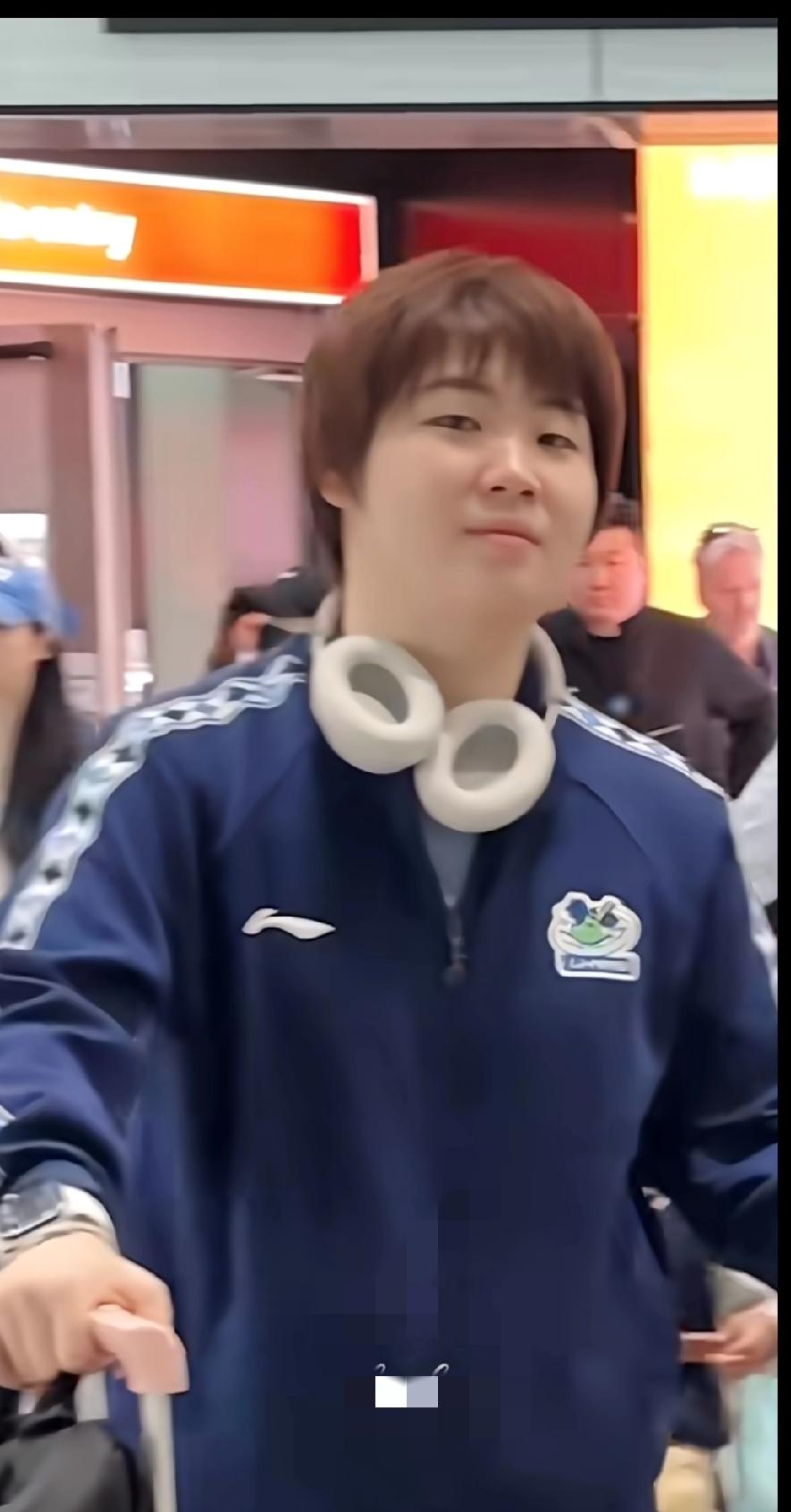 刷到蒯曼抵达伦敦的路透，真的被可爱晕了！谁懂啊！刷到蒯曼抵达伦敦机场的路透