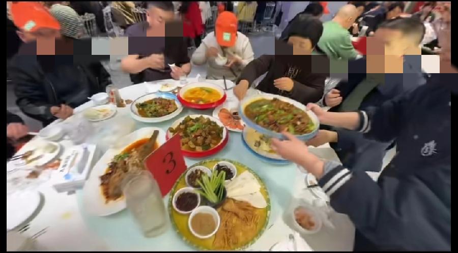 河南矿山徐州旅游第一餐。1000万旅游费吃的就是不一样，一大桌菜，有鱼有肉。像亲