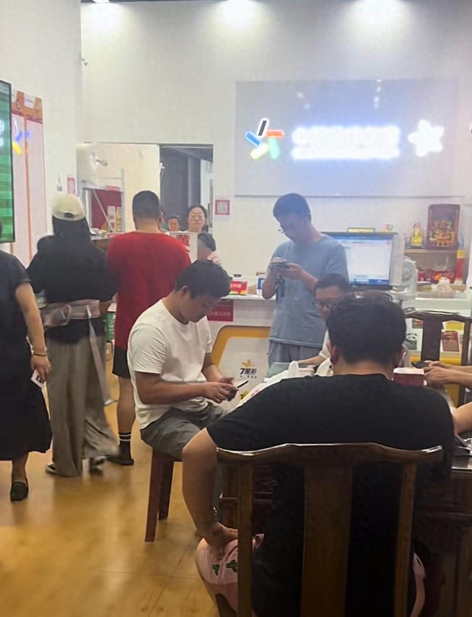 世界杯炒热彩票店：有门店日销10万，足彩一周卖出68亿元。世界杯开赛才一个星