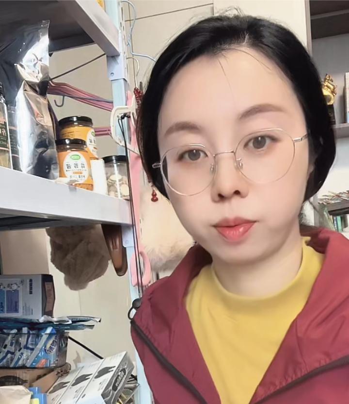 田静今天早上开播，直播间百十号人！找眼镜找了半天，仓库里摆的东西非常多，田静说