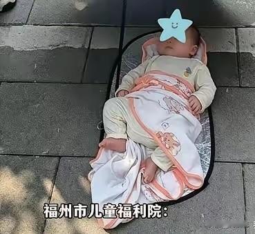 据说，现在已经有很多人打听领养这个孩子的方法和条件了，真是跟以前不一样了，以前福