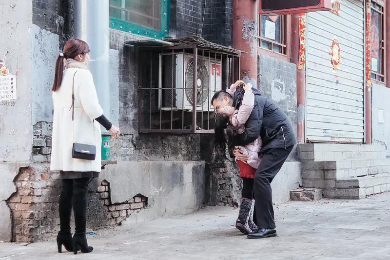 女儿考上银行，父亲转身抹泪！饭桌这幕，戳中千万打工人的软肋家人们，这两天一