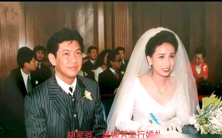 李嘉欣还是输了，精心打扮出席豪门婚宴，风头却被58岁的吴婉芳抢了。一身黑色露