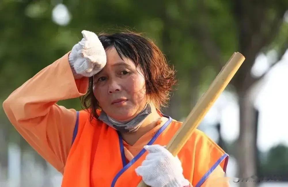 环卫工大妈59岁了，起早贪黑的干，一月工资2300元，每月交给儿媳妇2000元，