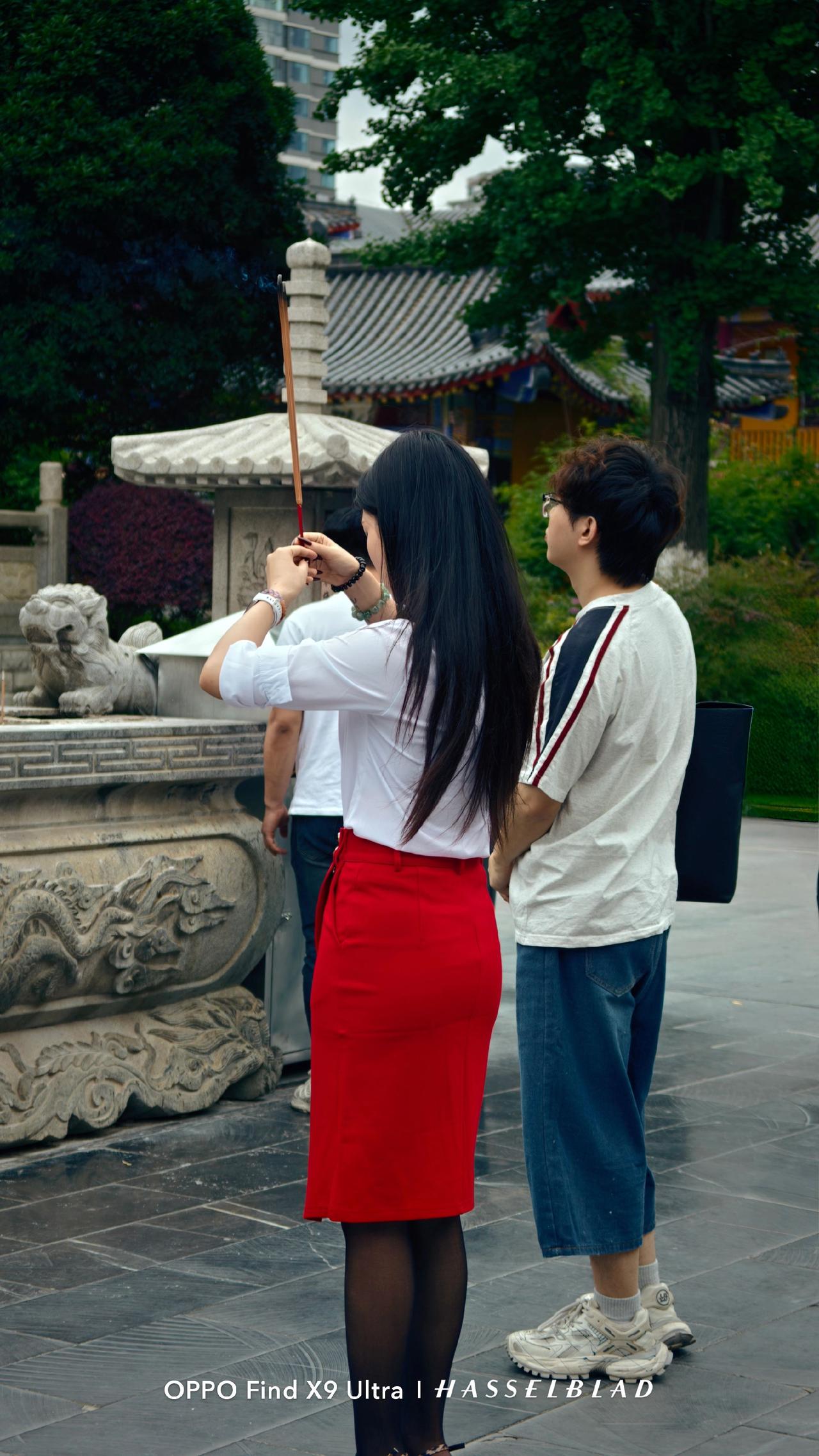 组图｜点根高香敬神明魅力女人美出高级感完美身材