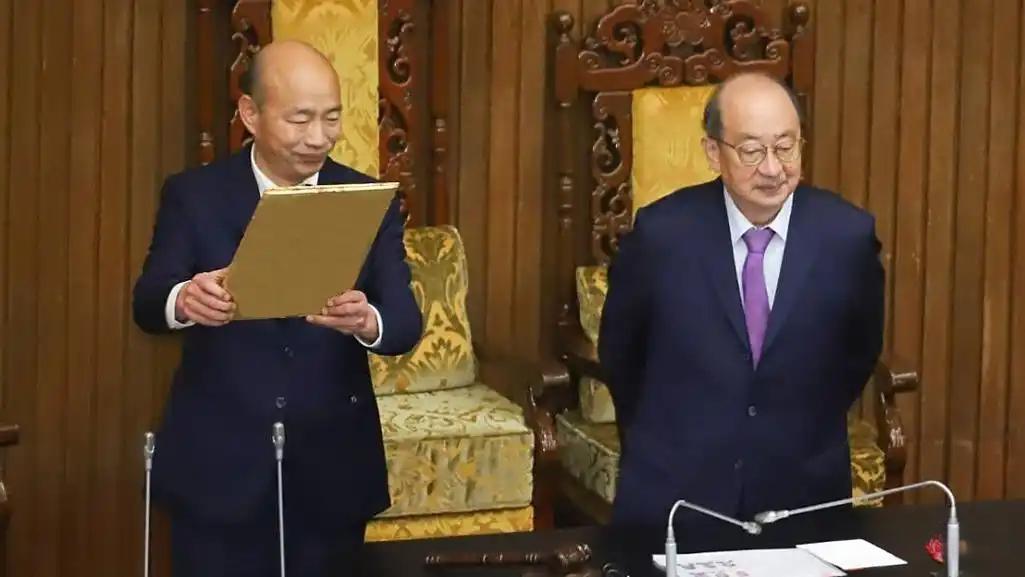 关于台湾地区立法机构负责人韩国瑜与民进党团总召柯建铭近期的互动，其背后折射出的政