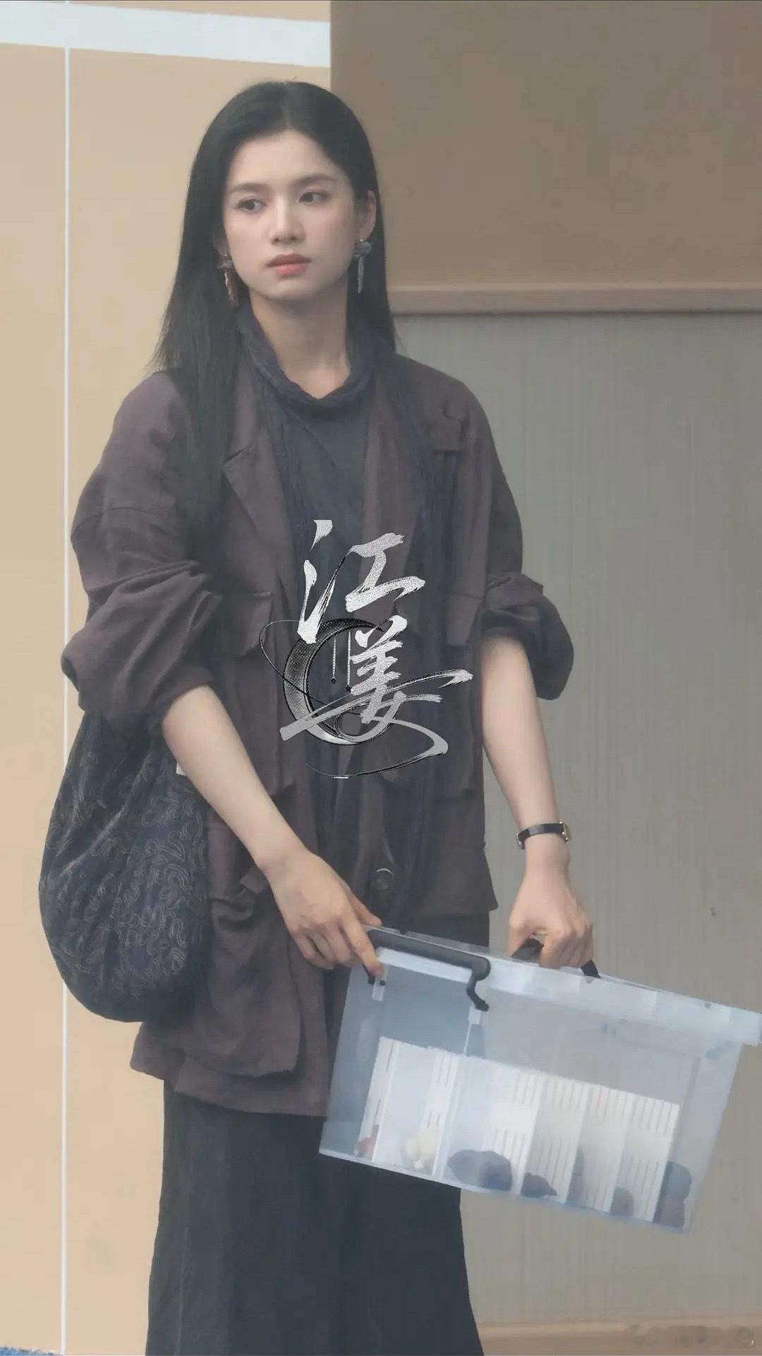 除了脸美以外妆造也是最适合张婧仪的一次