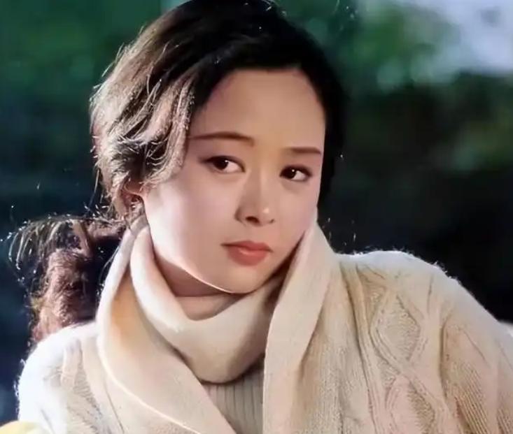 她也是“美国梦”的受害者，在如花年华、事业巅峰红遍全国时，却一门心思非要赴美“留