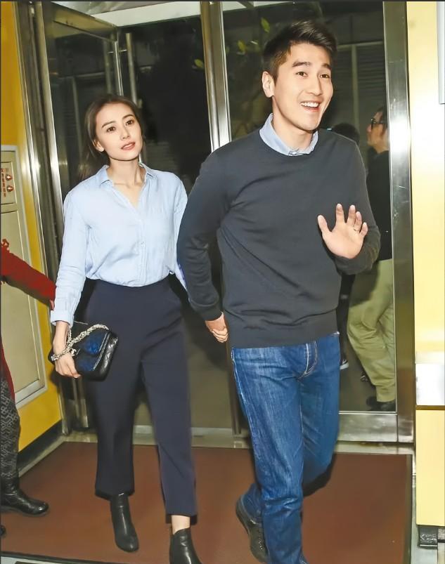 娱乐圈里最不会离婚的一对，两人结婚多年来，不管出现在什么场合都是手牵手，40多岁