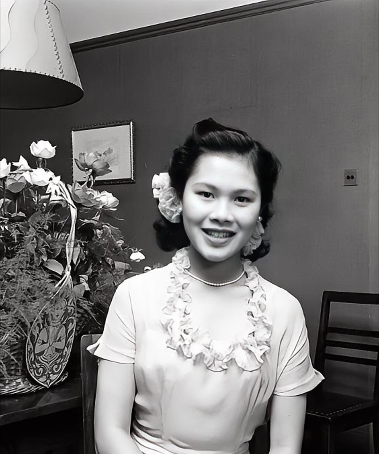 年轻时的普密蓬和诗丽吉，真正的郎才女貌1949年12月12日，世界级杂志《生活