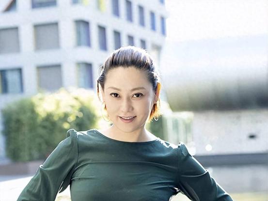 著名演员潘婕发视频，用“前恭后倨”“比吃苍蝇还难受”形容一位70多岁导演和他的儿