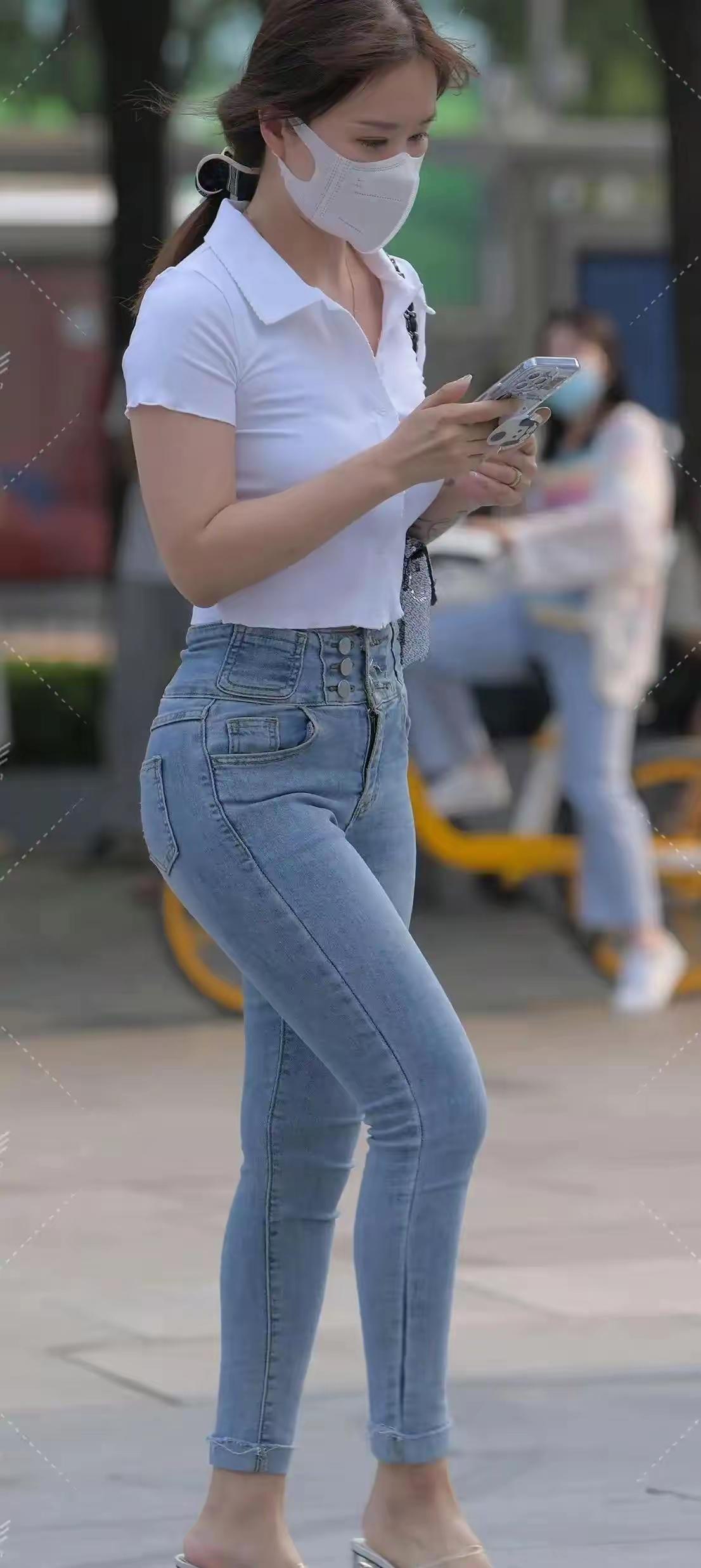 白色短袖+牛仔裤，简约清新，搭配高跟鞋，尽显优雅气质！👗👠