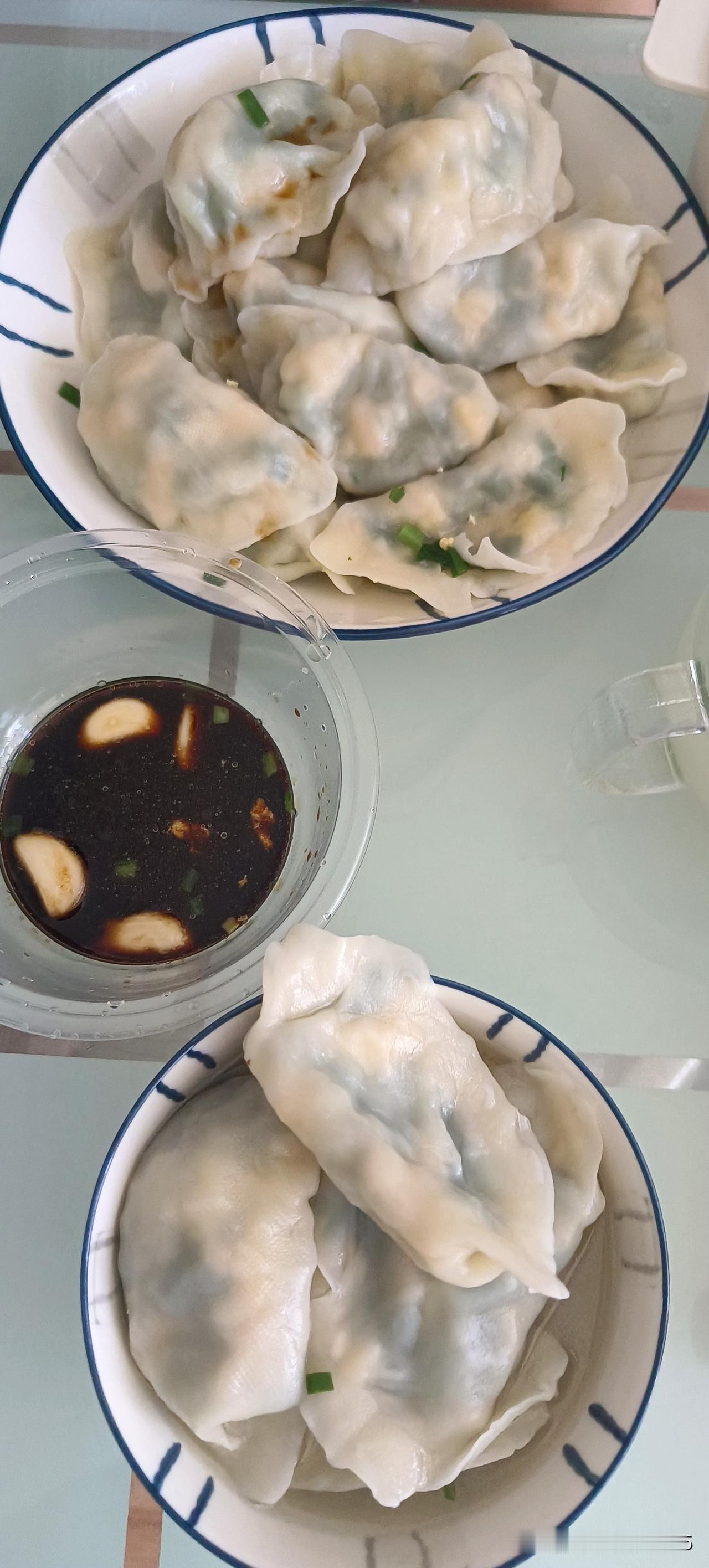 女儿说想吃韭菜鸡蛋馅水饺，家里啥也没有，也没有面，也没有擀面杖。出租屋里只有一