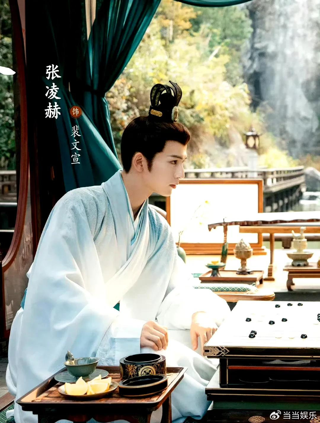 历经2019年，那个时候还是青涩少年的他，到如今已然手握多部热播剧，看着张凌赫这