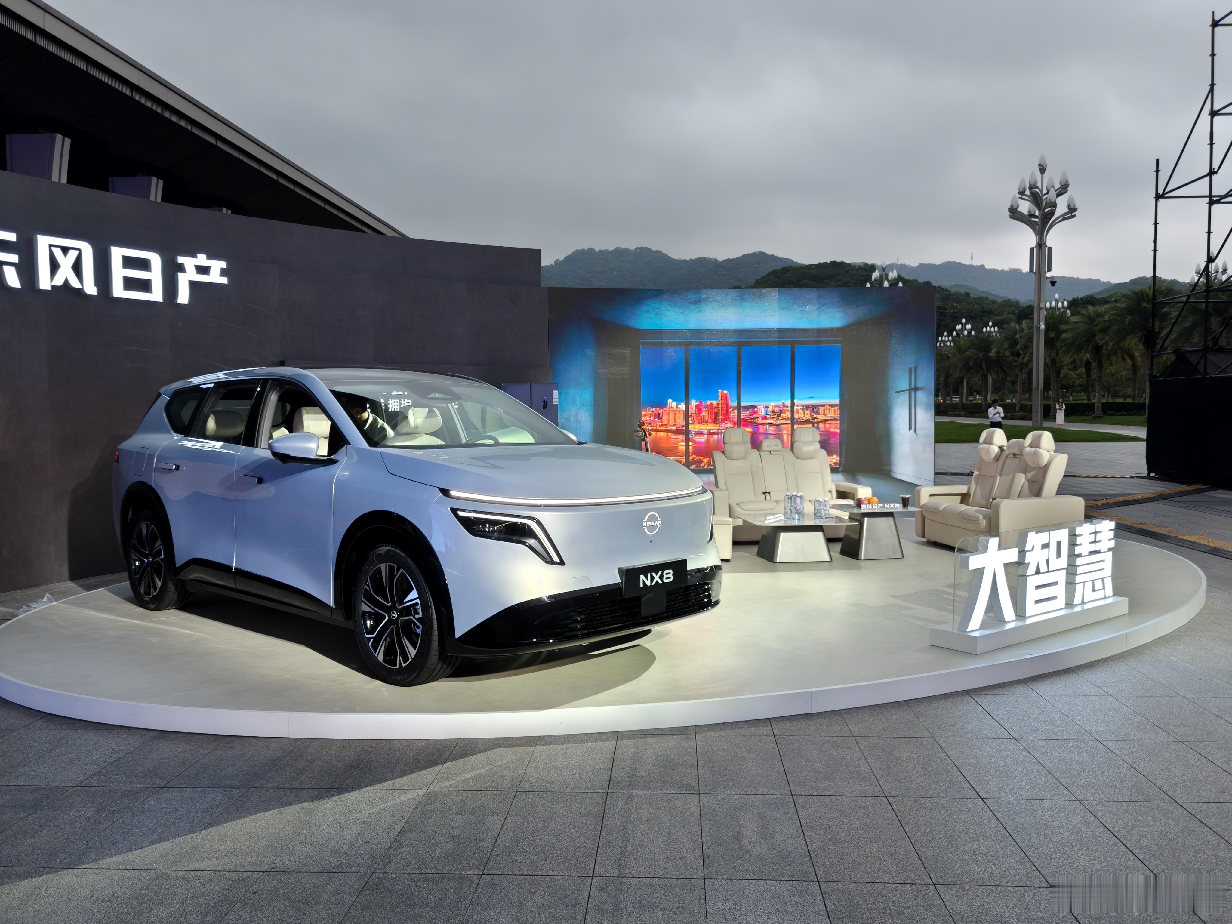 到东风日产NX8上市发布会现场了，各种大沙发和宠物，不愧是东风沙发厂，不过今天来