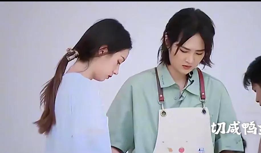 她是自信过头了完全没有自知之明吗？在一档综艺节目上，周也为了打击姚安娜，竟然说