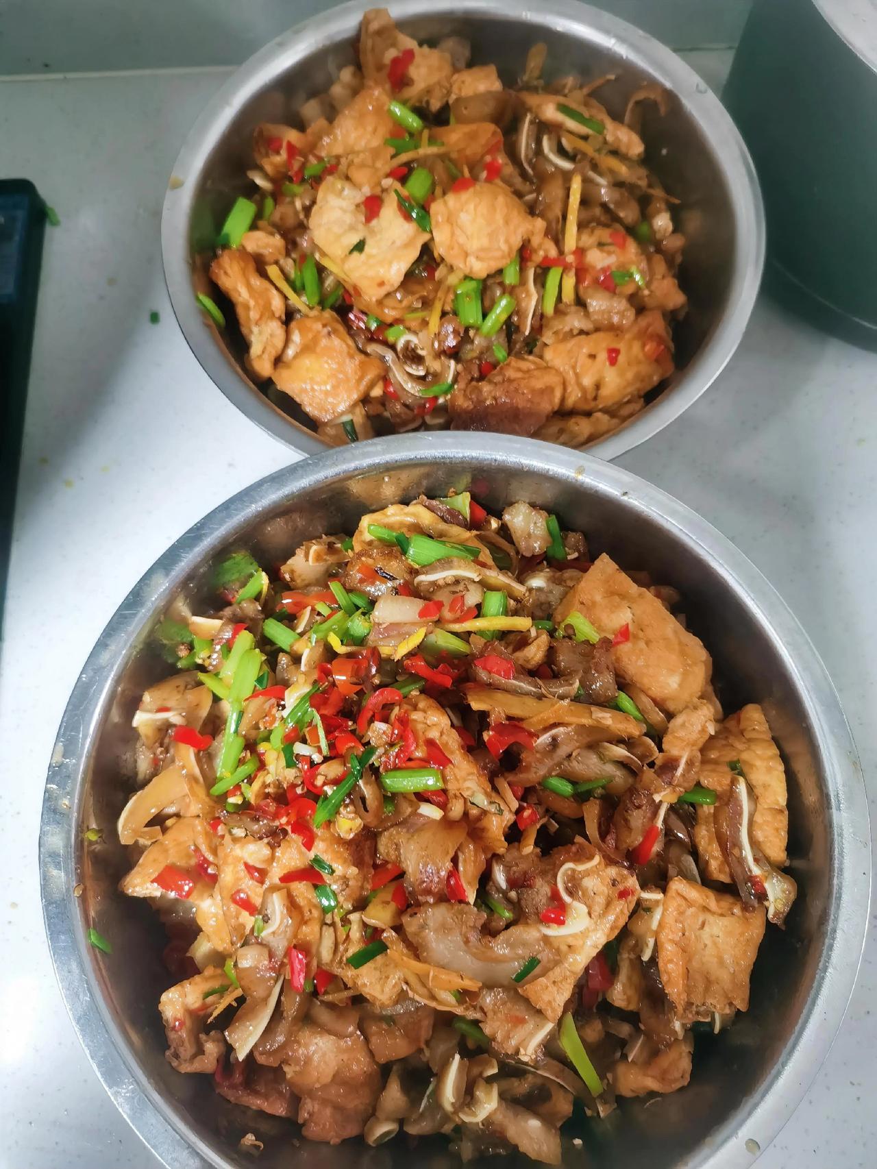 今日公司食堂家常菜谱：猪耳朵炒煎豆腐猪肉炒红萝卜萝卜芋头汤。每天忙忙碌