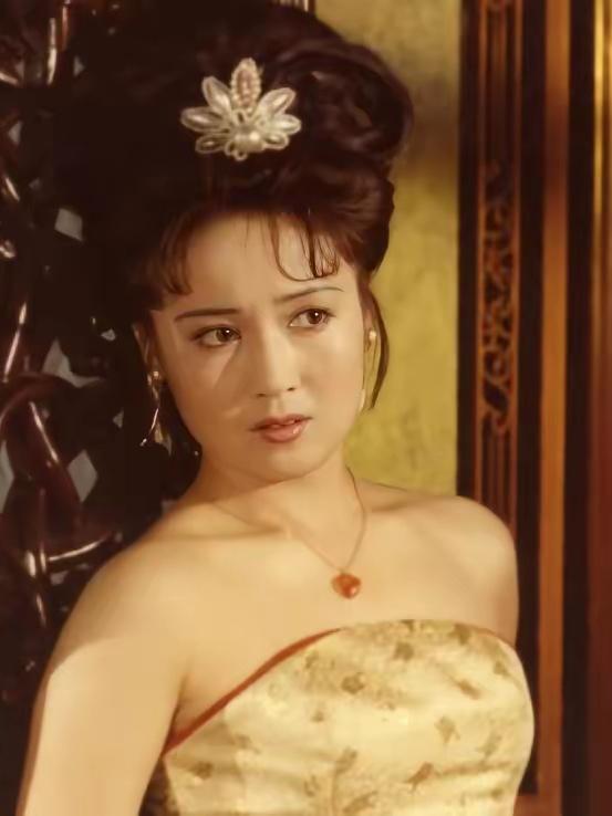 1986年，杨洁盯着试镜的魏慧丽皱眉：“你这模样太糙，演不了娇俏大小姐！”魏慧丽