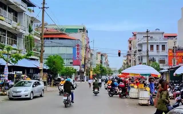 最后再说越南的出路在哪。它的出路就一条，参照韩国，韩国怎么做，它就怎么做。它只有