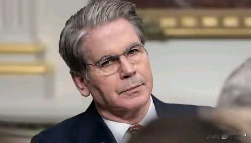 中国电动汽车就是燃煤汽车？美财长贝森特气急败坏，演播厅鸦雀无声。那语气，那阵仗，