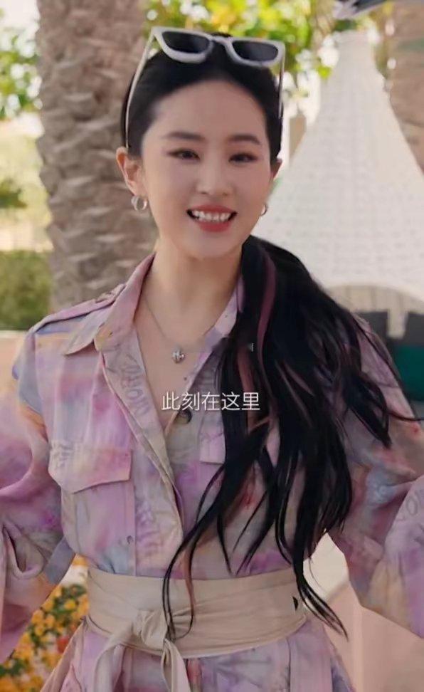 刘亦菲为阿布扎比出镜，身穿粉紫色衬衫式连衣裙，美丽大方​​​