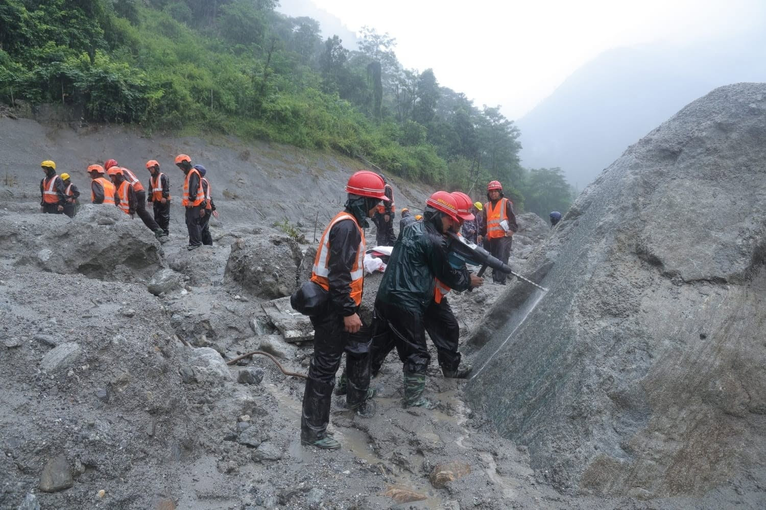 🔻尼泊尔位于拉苏瓦地区的特里苏利3号“A”水电站项目隧道内目前仍然有被困人