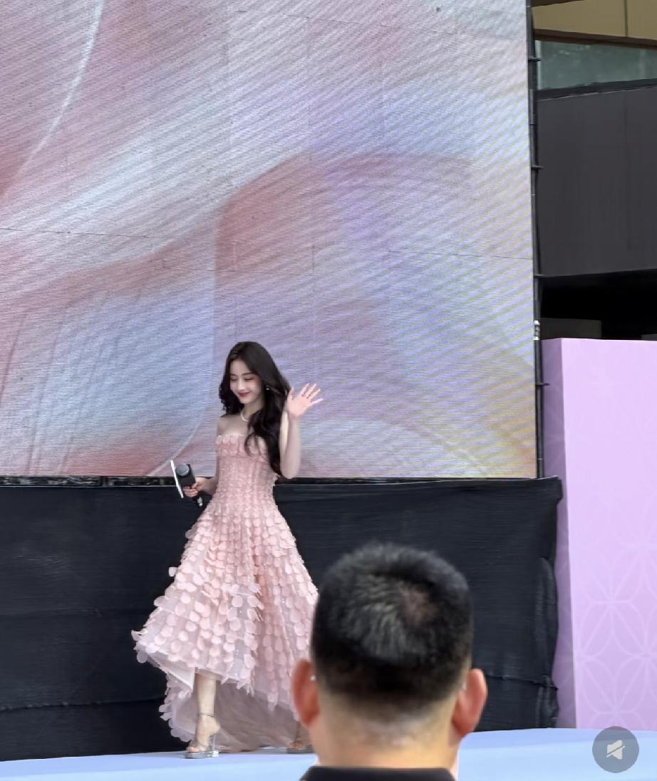 6月27日，迪丽热巴现身沈阳红星美凯龙，脚上的鞋子好搞笑，看着很容易摔跤，她个子