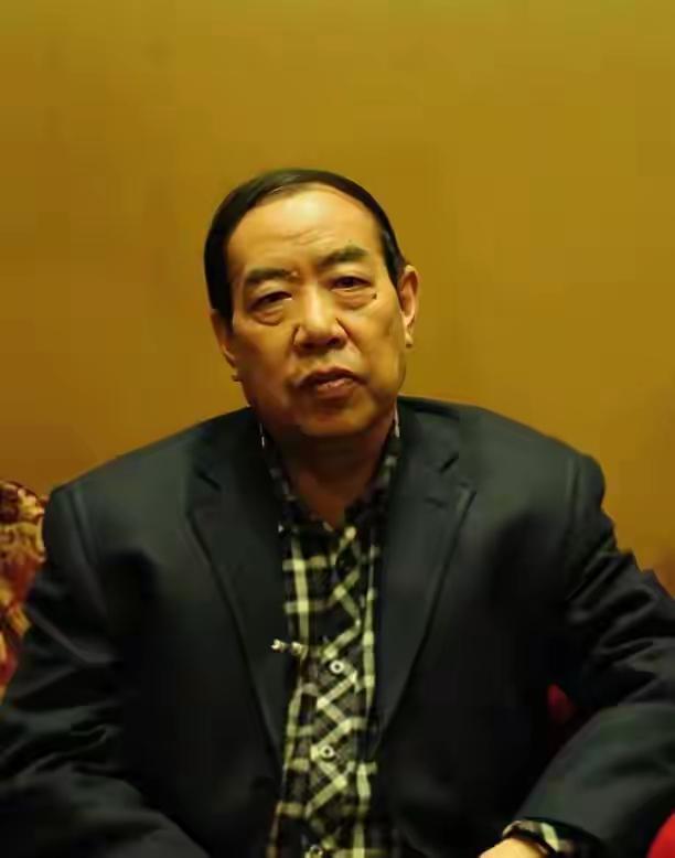 贾平凹俩女儿，一个天上一个地下。贾浅浅塌房的时候，我突然想起贾平凹另一个女