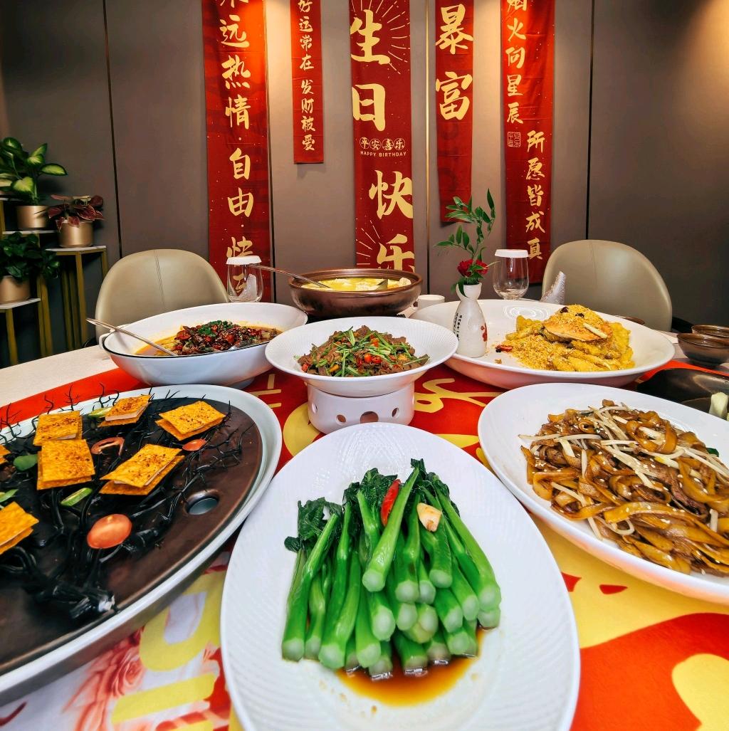 去年堂姐儿子买房，跟我借了40000块钱，结果上个月她生日我们去贺寿，她把钱全部