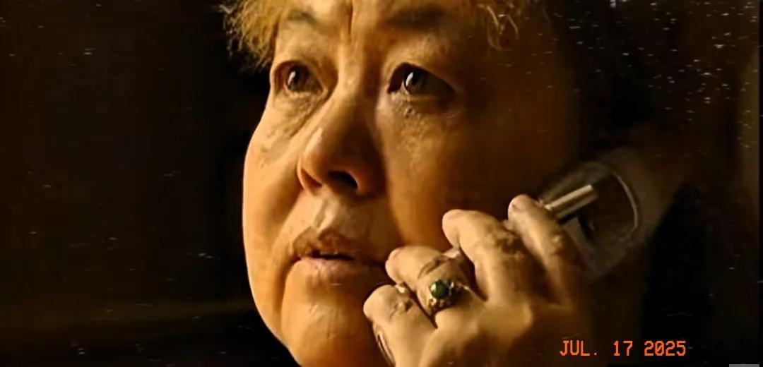 孩子因病突然去世，在儿子头七在天，母亲把儿子的手机一并烧给了儿子，谁曾想，一年后