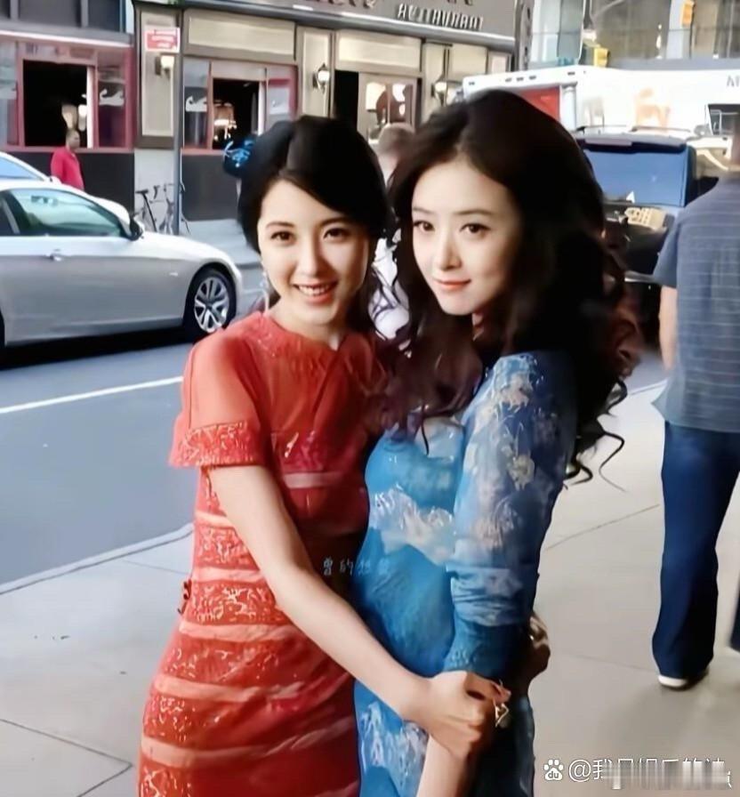 蒋欣与曾黎早年的合影，才真正读懂“绝色”和“漂亮”的差距——两人都亮眼，但曾黎的