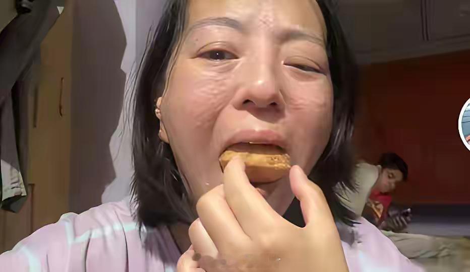 嫁印度人的丹丹，最近去印度婆家。结果整个面相都变了，网友分析一是印度太热，二是正