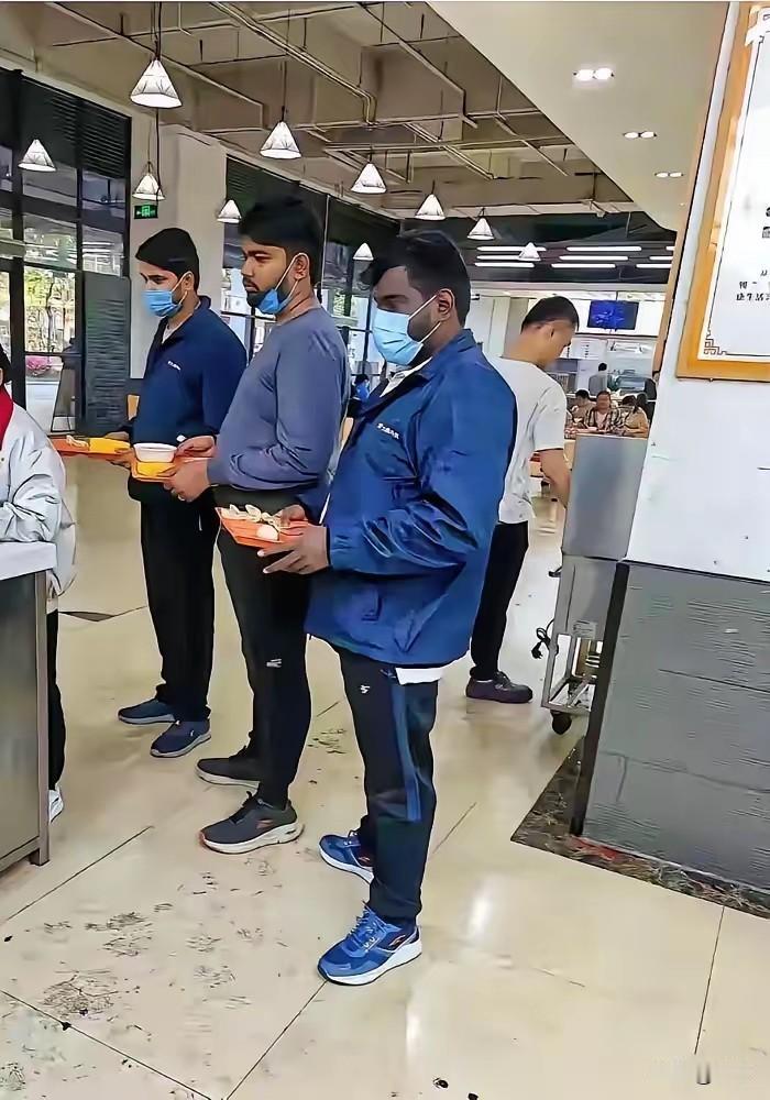 深圳科技园爆料印度同事大瓜，居然在工作群大言不惭，表示印度人最聪明，中国同