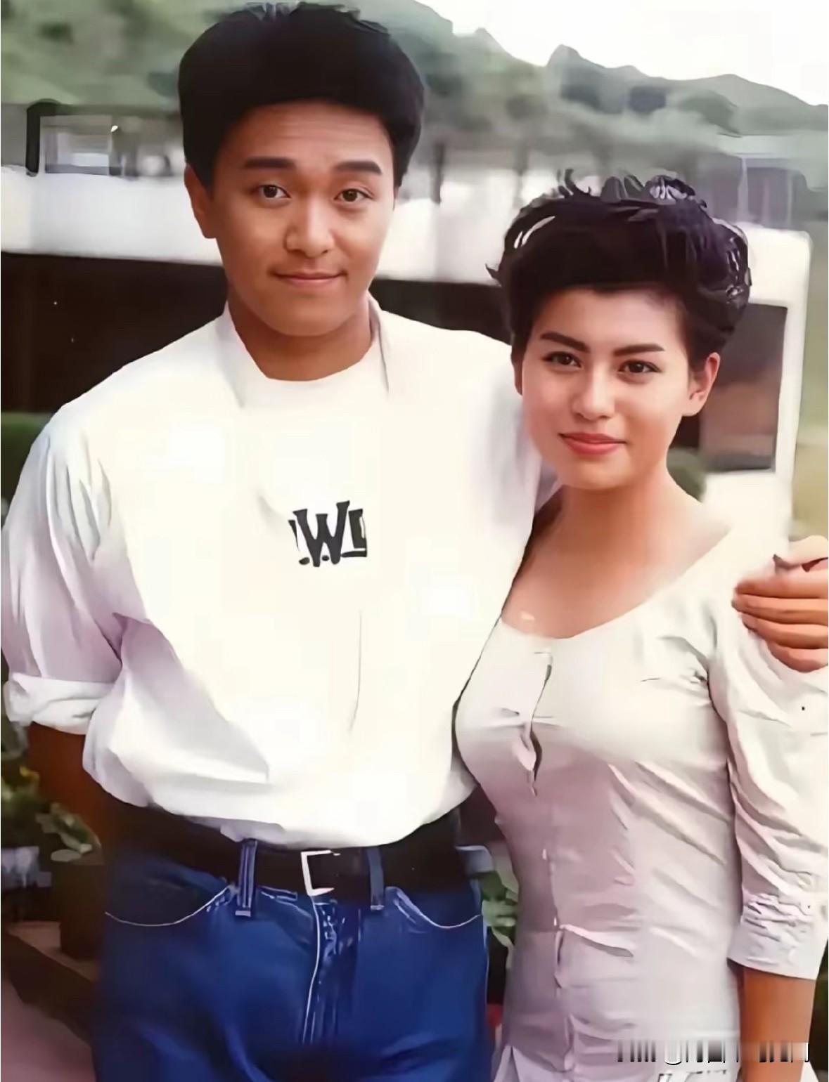 1988年，时年20多岁的周星驰还是个毛头小伙子呢，那和他同框的青春秀丽女孩，在
