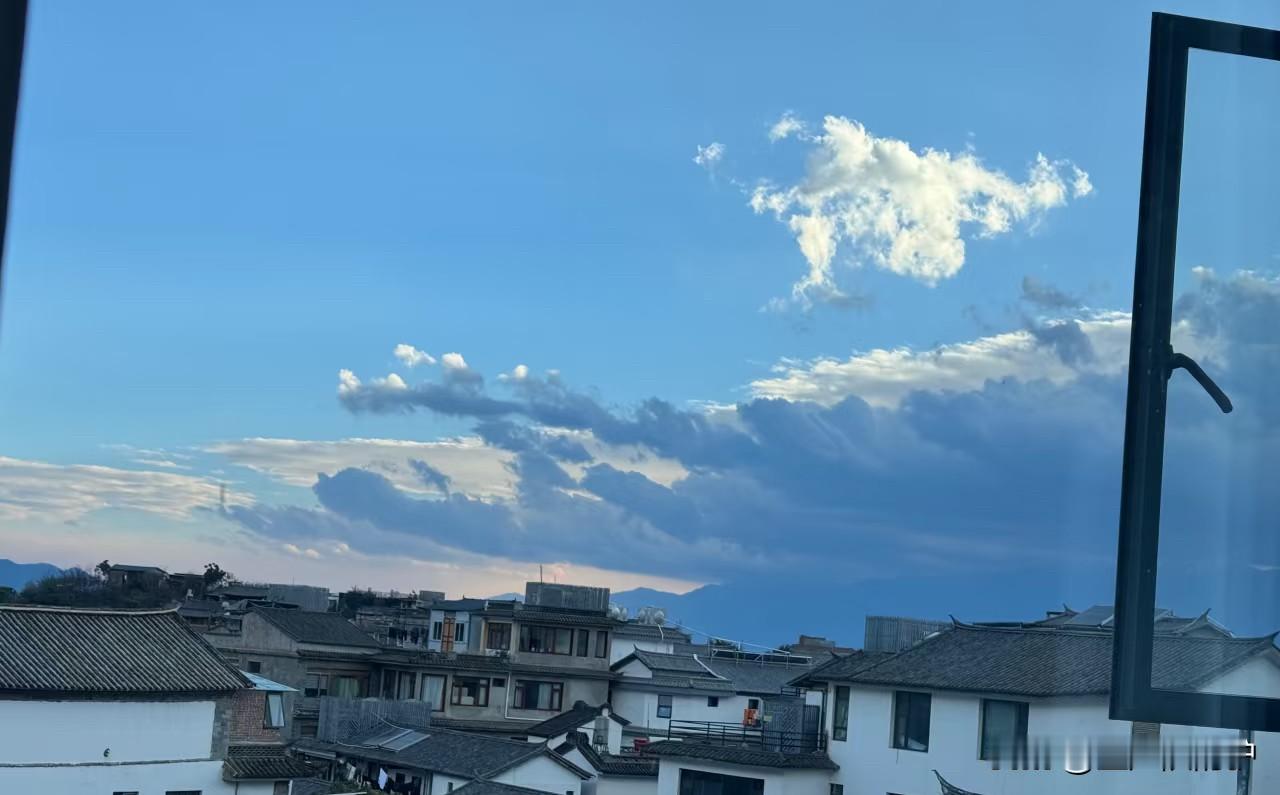 我曾对大理满怀憧憬，毕竟提起这座城，脑海里浮现的满是“旅居”“松弛”“有风的地方