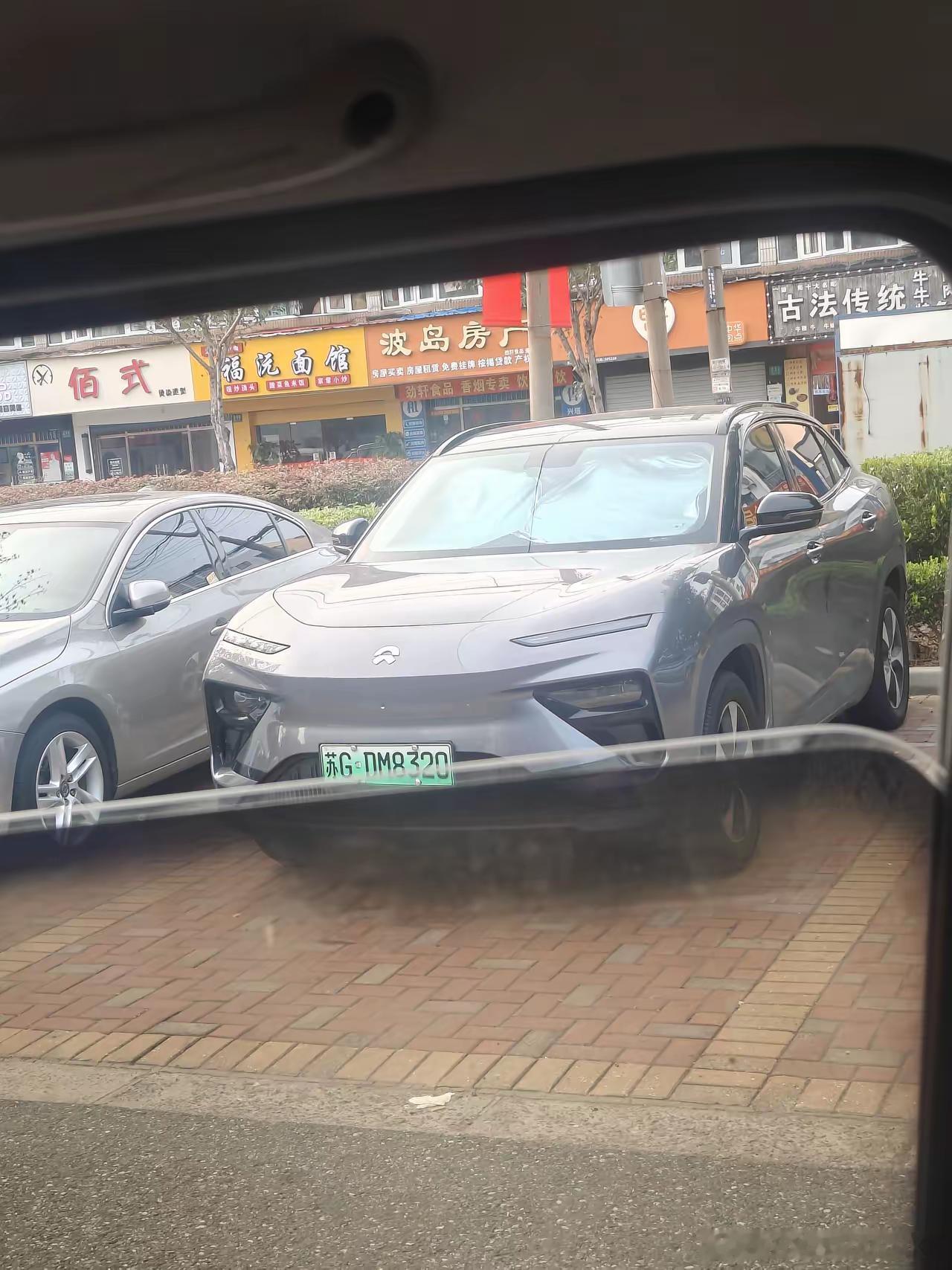 这是蔚来哪一款，怎么越看越不对劲！[捂脸哭][捂脸哭][捂脸哭]有人知道不？第一个猜