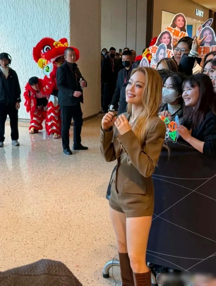 英皇当家花旦容祖儿，现身西安万象城，为英皇珠宝开业站台。祖儿确实越来越美了，她