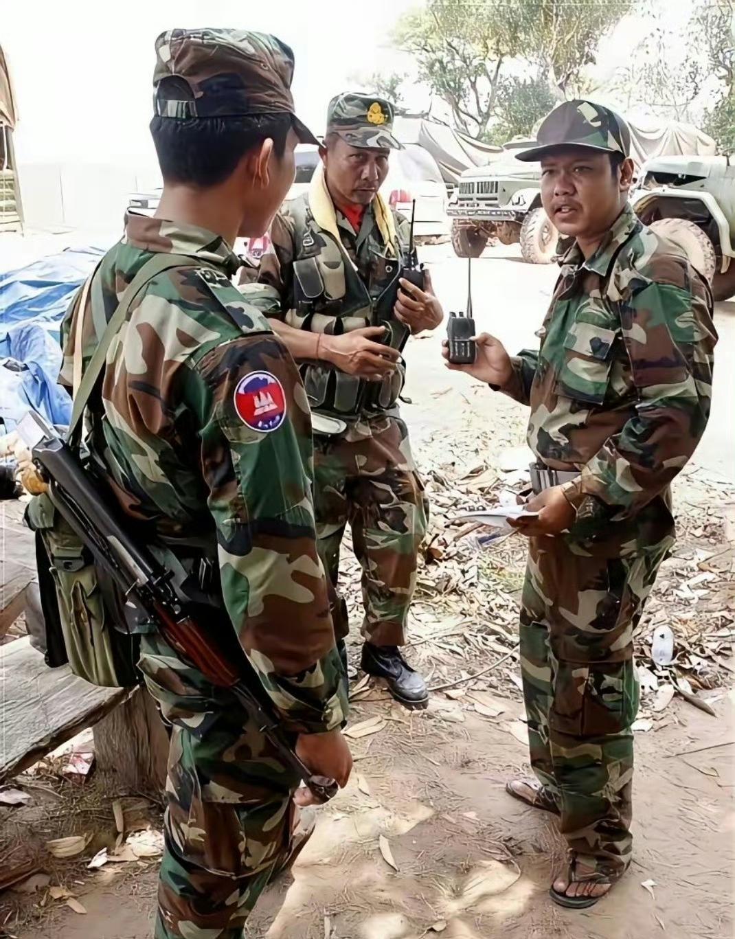 人字拖士兵扛机枪对战F-16洪森政府拿什么打下去柬泰边境的硝烟里，最扎眼