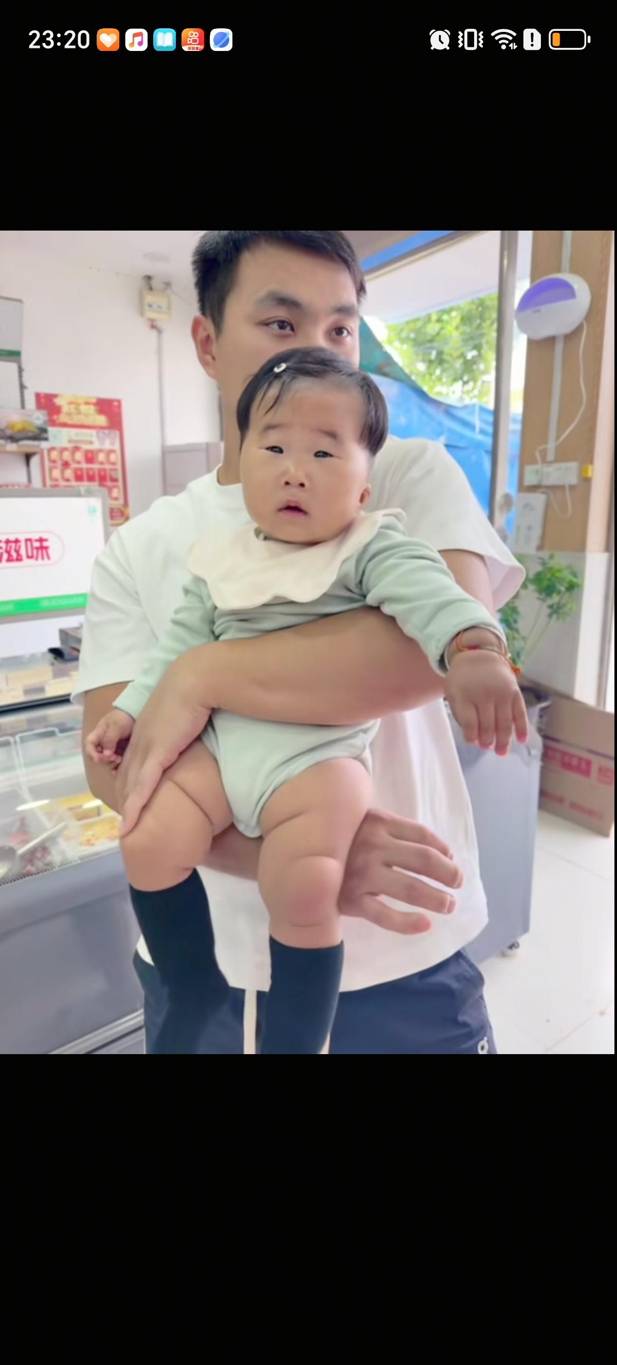 宝爸看着怀里的女儿是无语的，明明自己长的大眼睛双眼皮，结果生下来的女儿单眼皮、眼