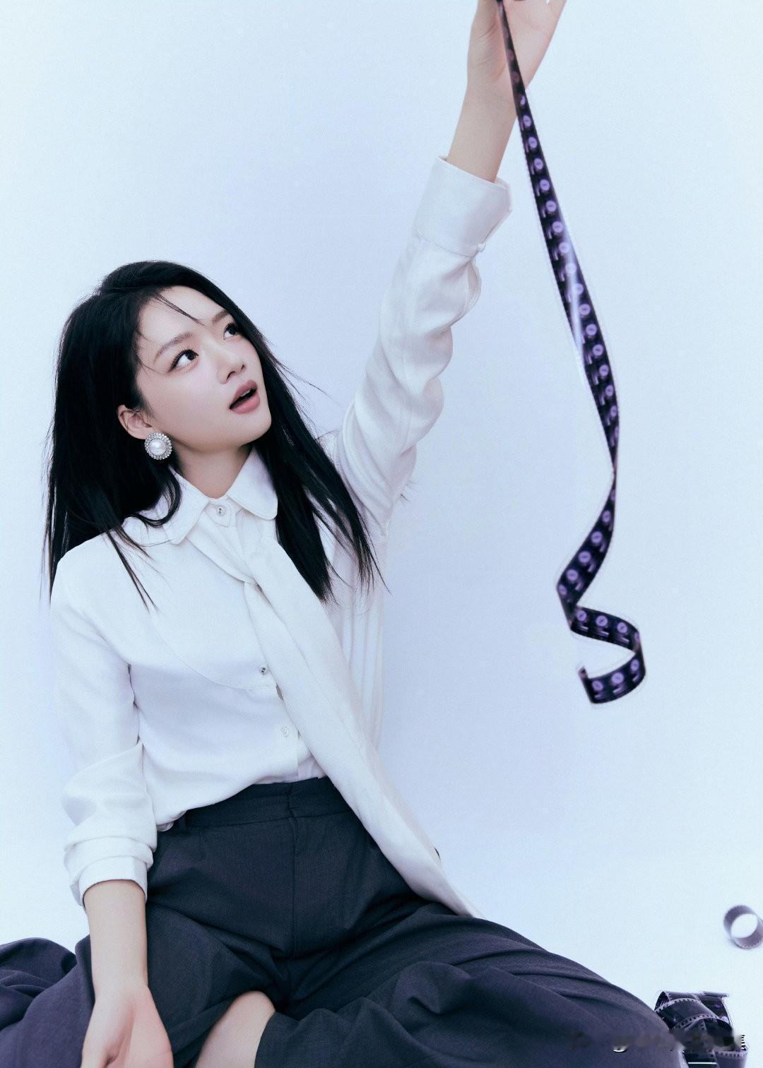 当95花都在卷脸的时候，任敏却用脚丫杀出了赛道。在《五十公里桃花坞》海岛特辑里，