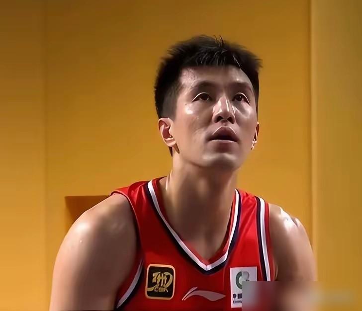 郭艾伦手术成功了！3月5日CBA常规赛，他快攻落地左膝反关节扭伤，确诊前交叉