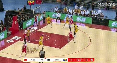 28失误！关键40秒3失误险被逆转，男篮有后卫吗？胡明轩5个、廖三宁7个、程帅