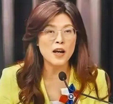 万万没想到，新当选的国民党主席郑丽文，一查底细才发现她不仅是妥妥的“蓝二代”，身