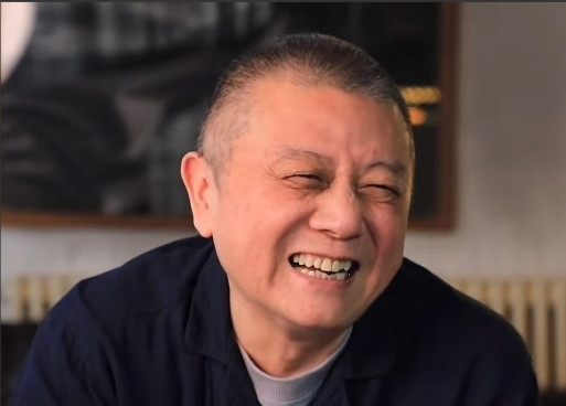 近70岁的王朔，笑起来还是很孩子气。俞飞鸿曾说过，王朔是她见过的最善良的人之一