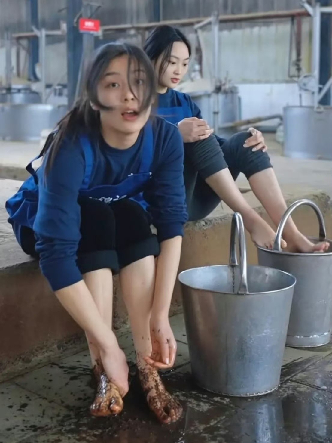 茅台镇某酒厂，踩完酒糟的小姐姐。[玫瑰]​​​​