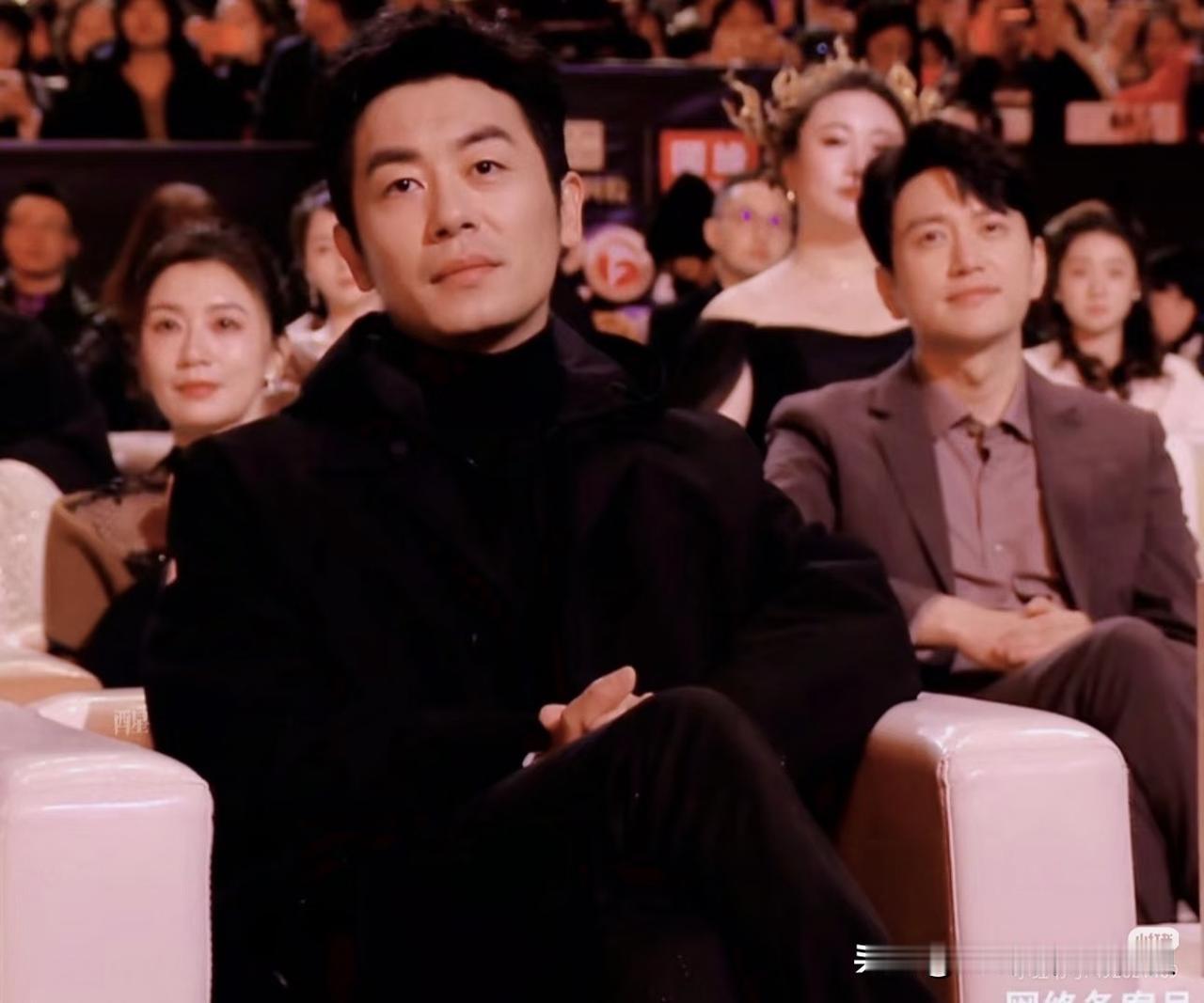 朱亚文前几年红的时候，我其实并没有很喜欢他。因为那时候的他戏里戏外，都像余占